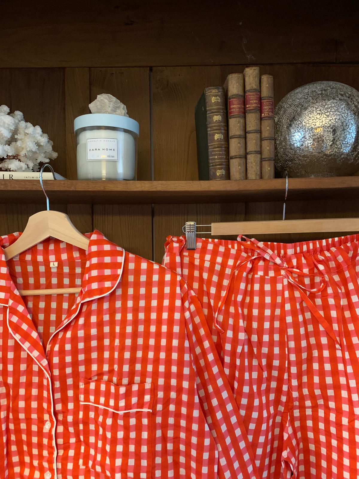 Pijama de cuadritos rojos y rosas