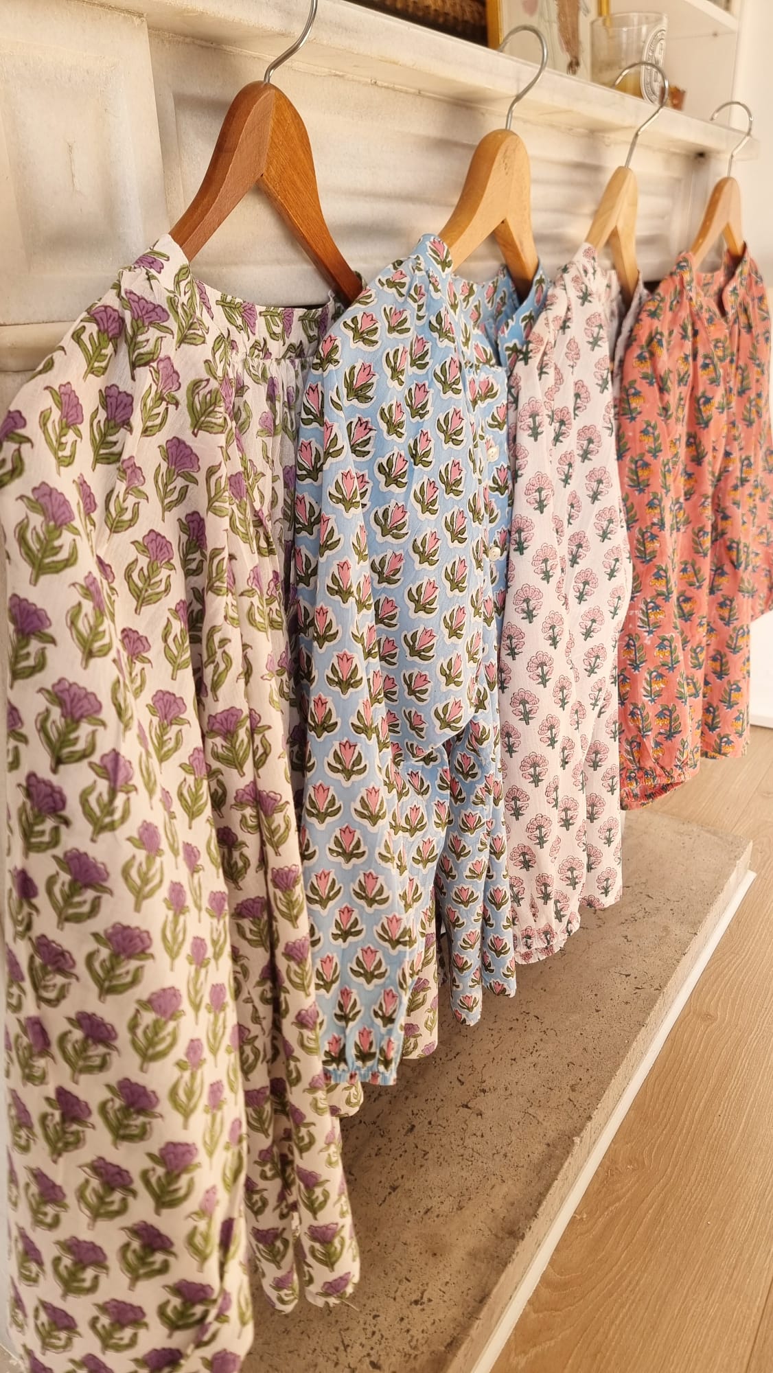 Camisa botones coral con flores