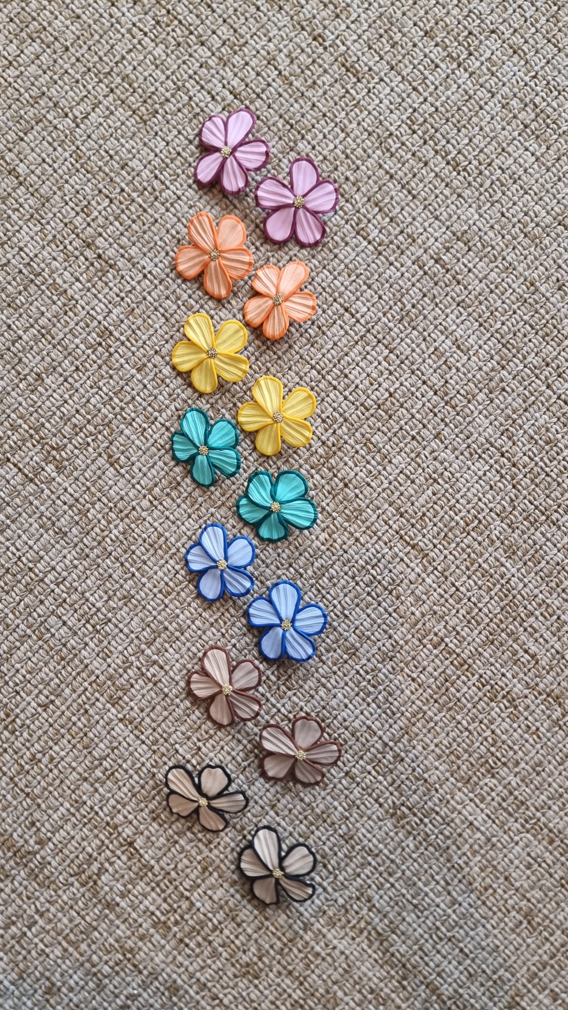 Pendientes FLOR beige y negros + Bolsita de tela