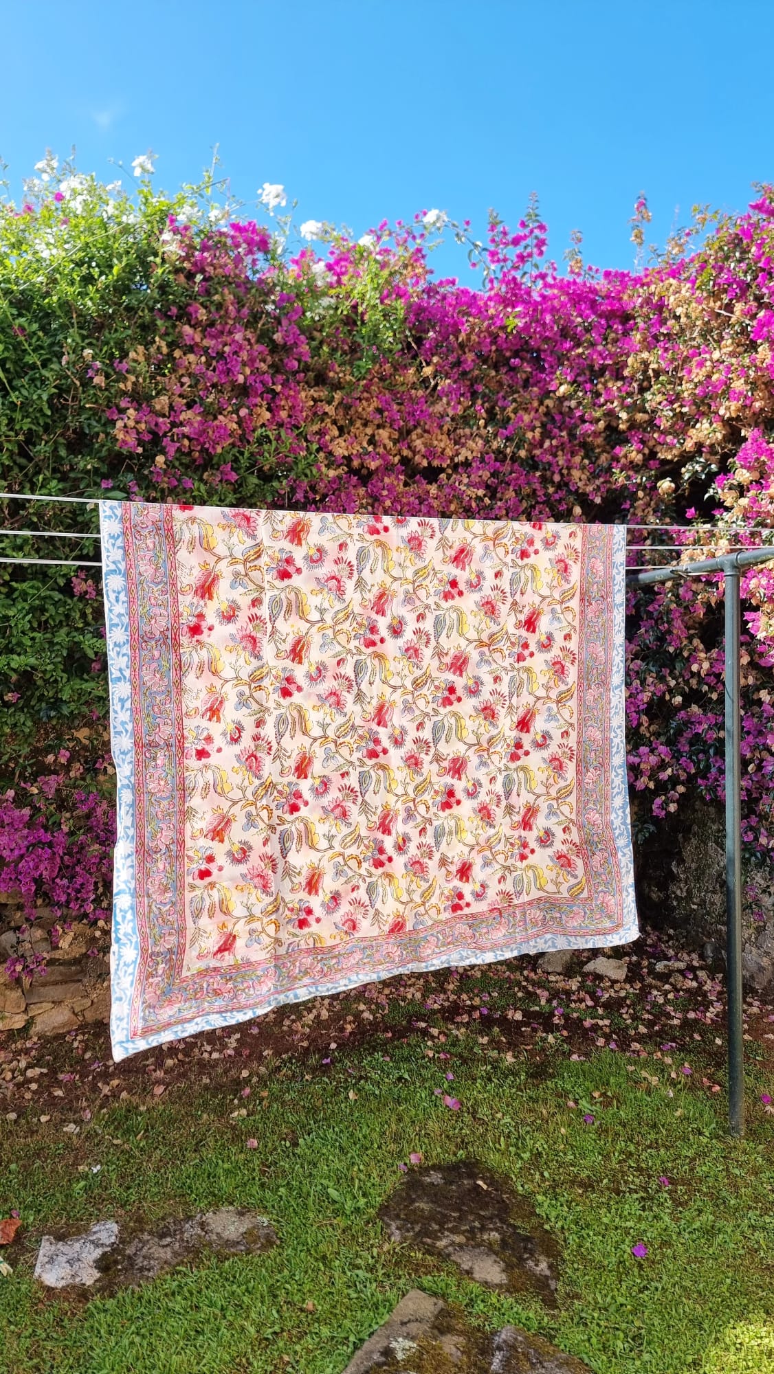 Pareo blanco con flores de colores