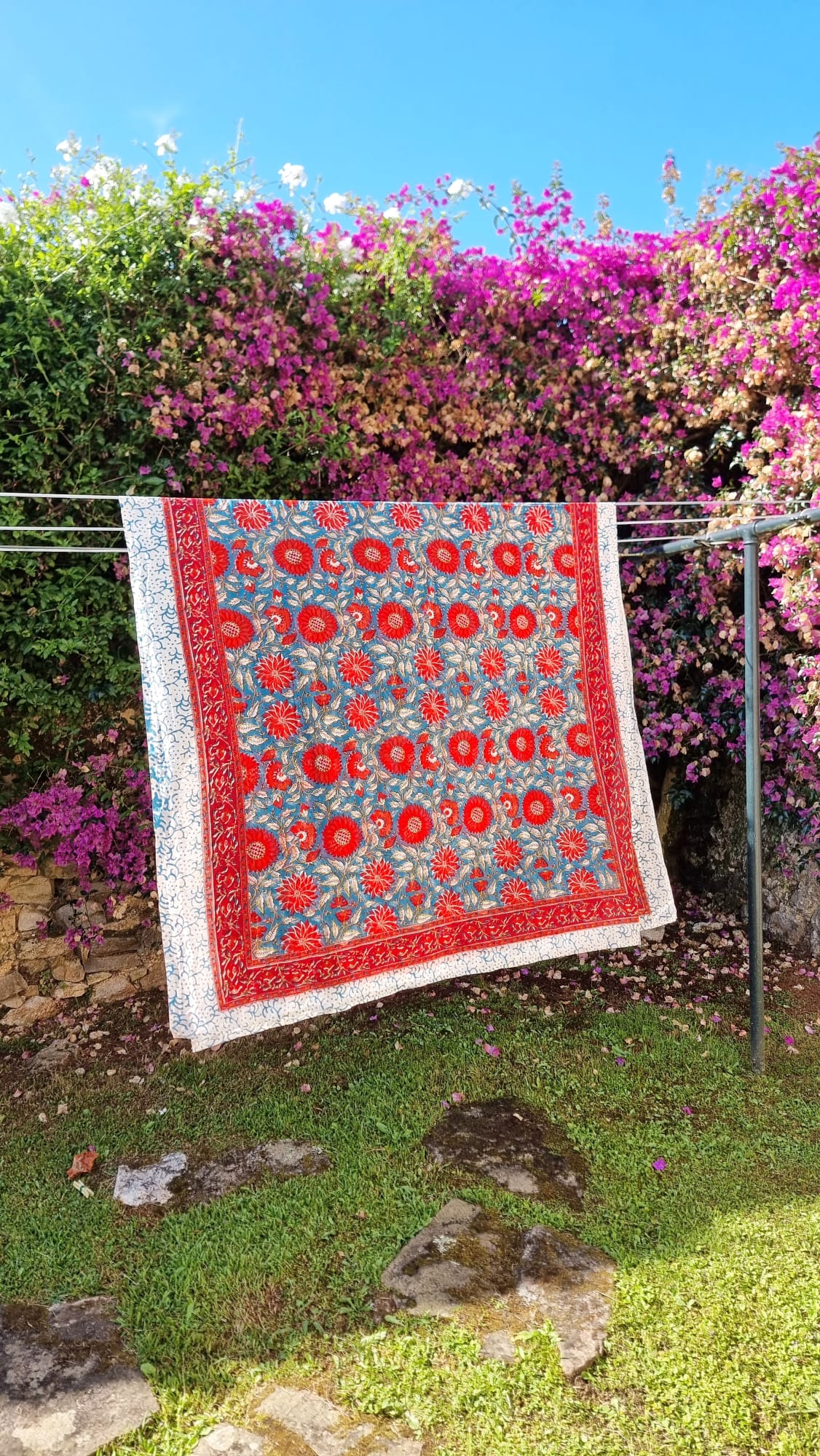 Pareo azulón con flores rojas