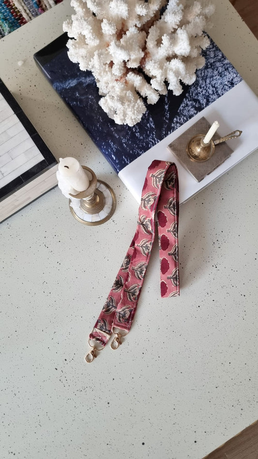 Cinta cuelga móvil burdeos