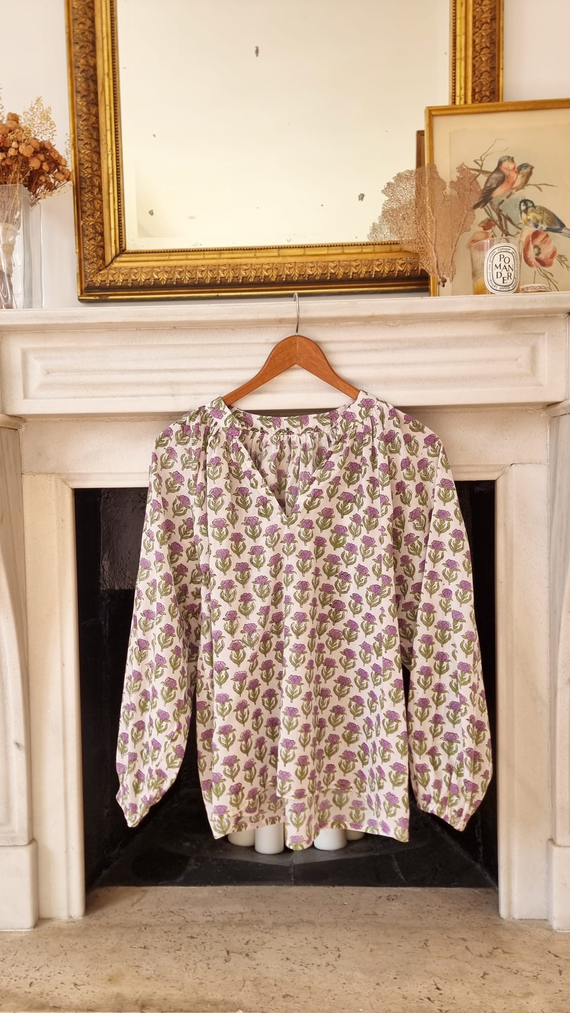 Camisa blanca florecitas malva