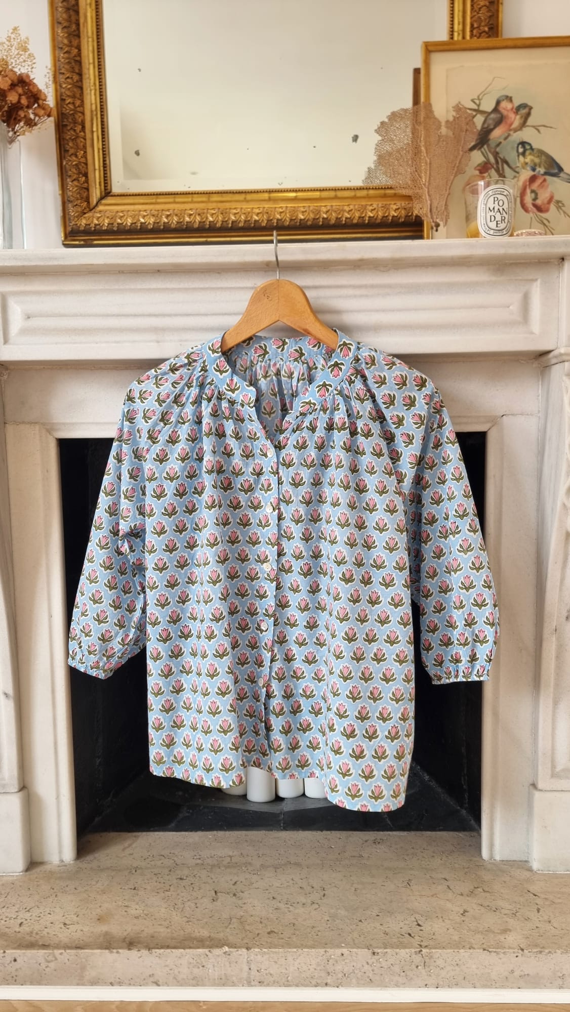 Camisa botones azul con flores
