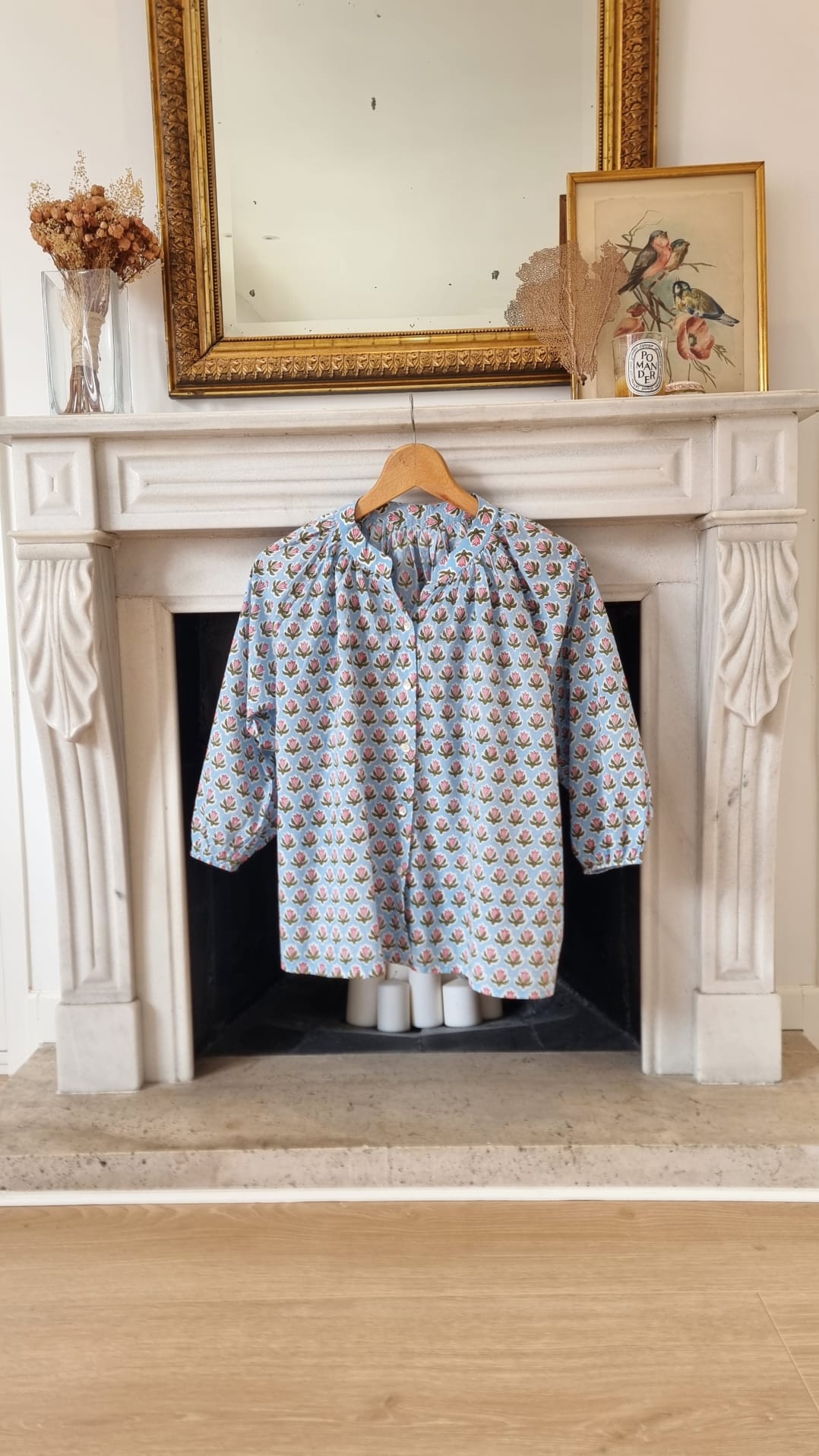 Camisa botones azul con flores