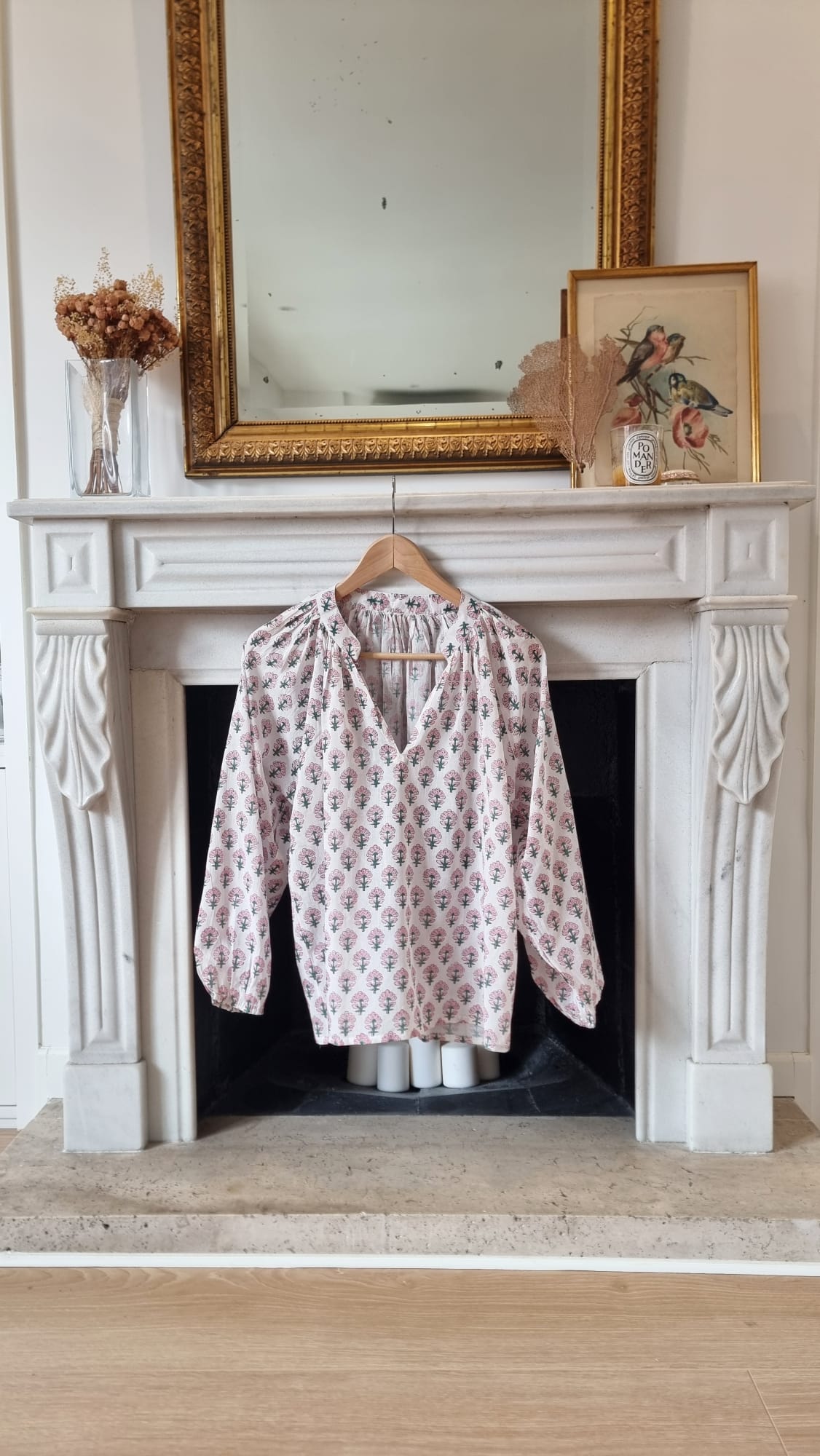 Camisa blanca florecitas rosa