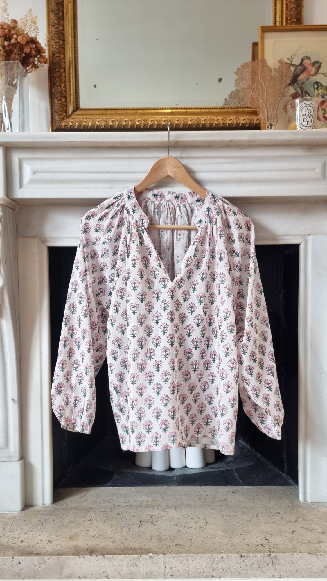 Camisa blanca florecitas rosa