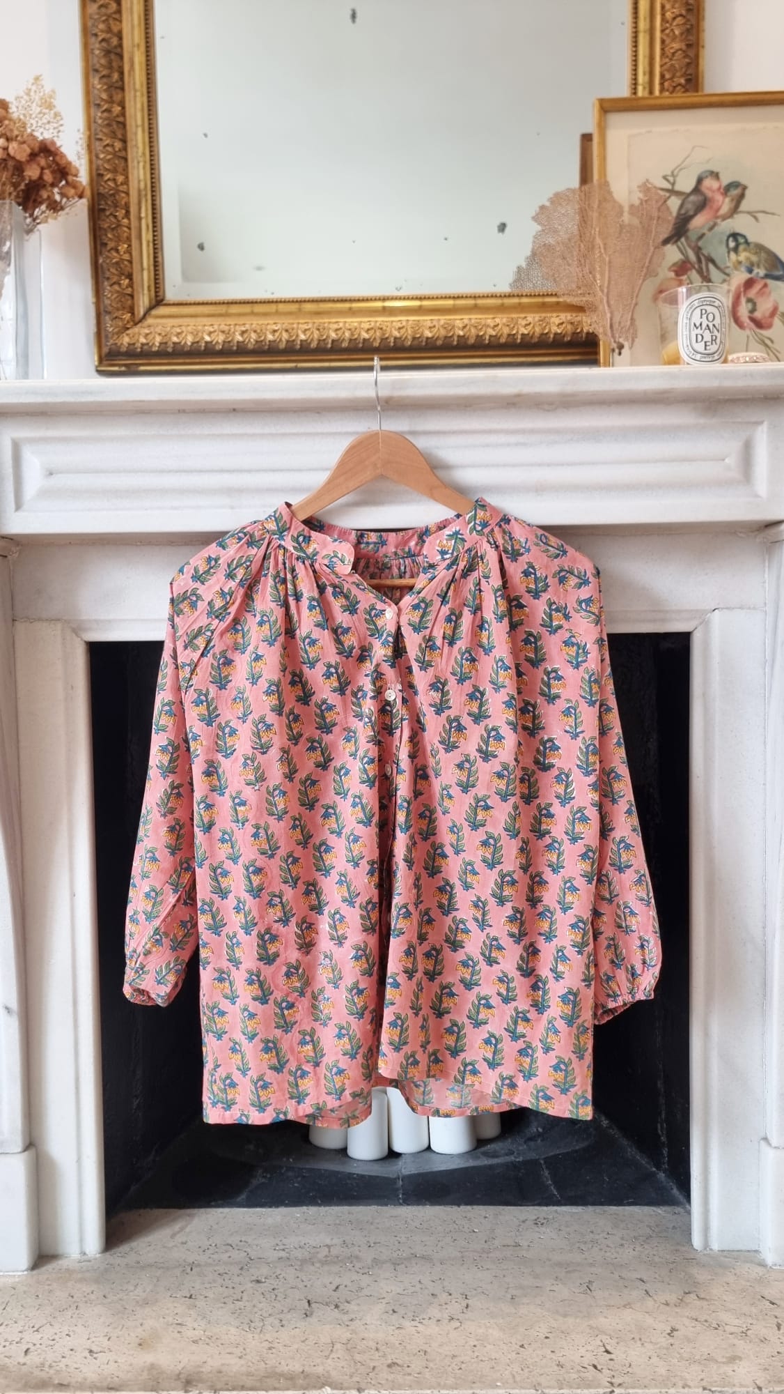 Camisa botones coral con flores