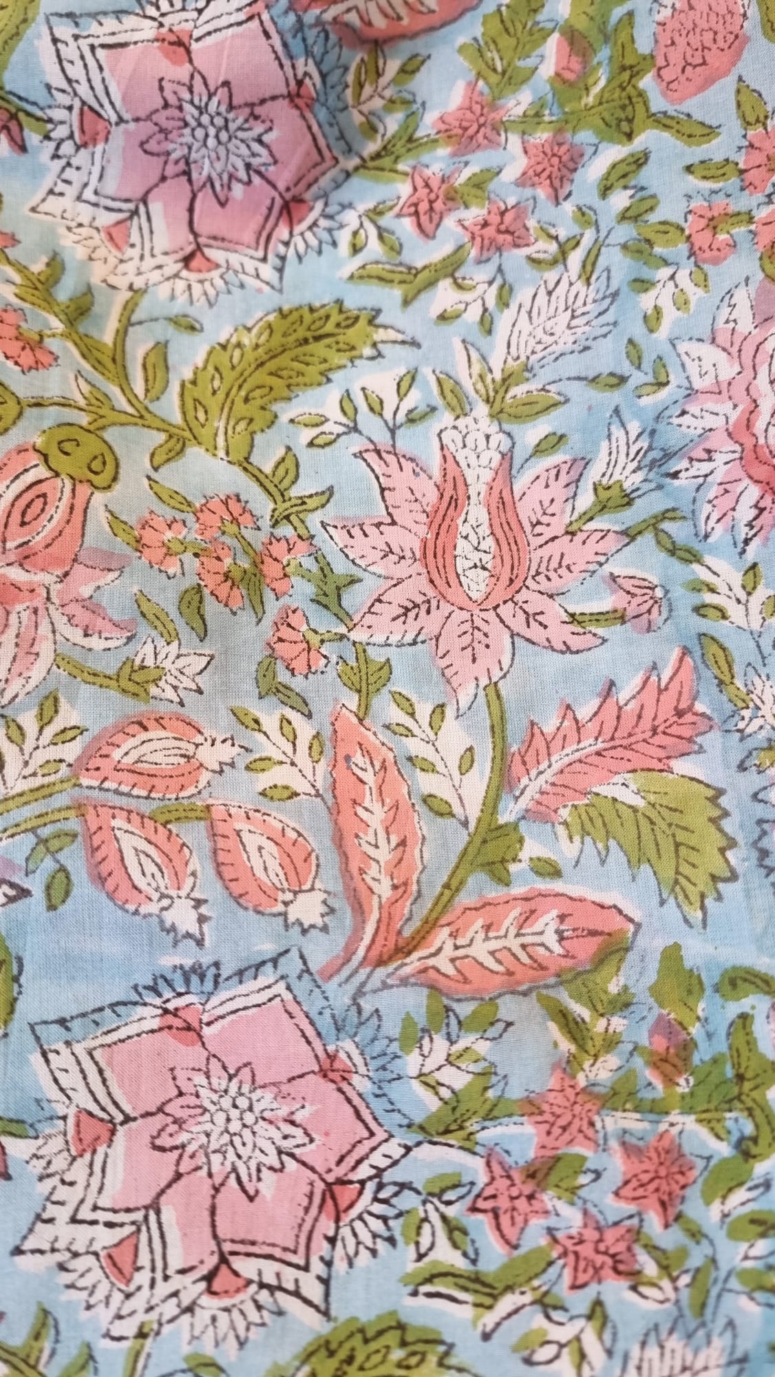 Camisa botones azul claro flores rosas
