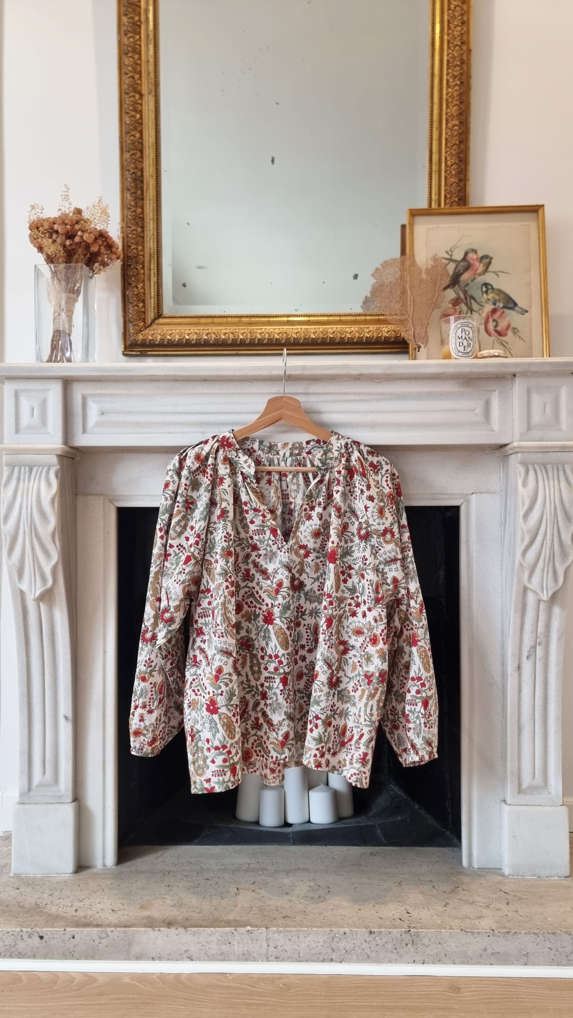 Camisa blanca flores rojas y verdes