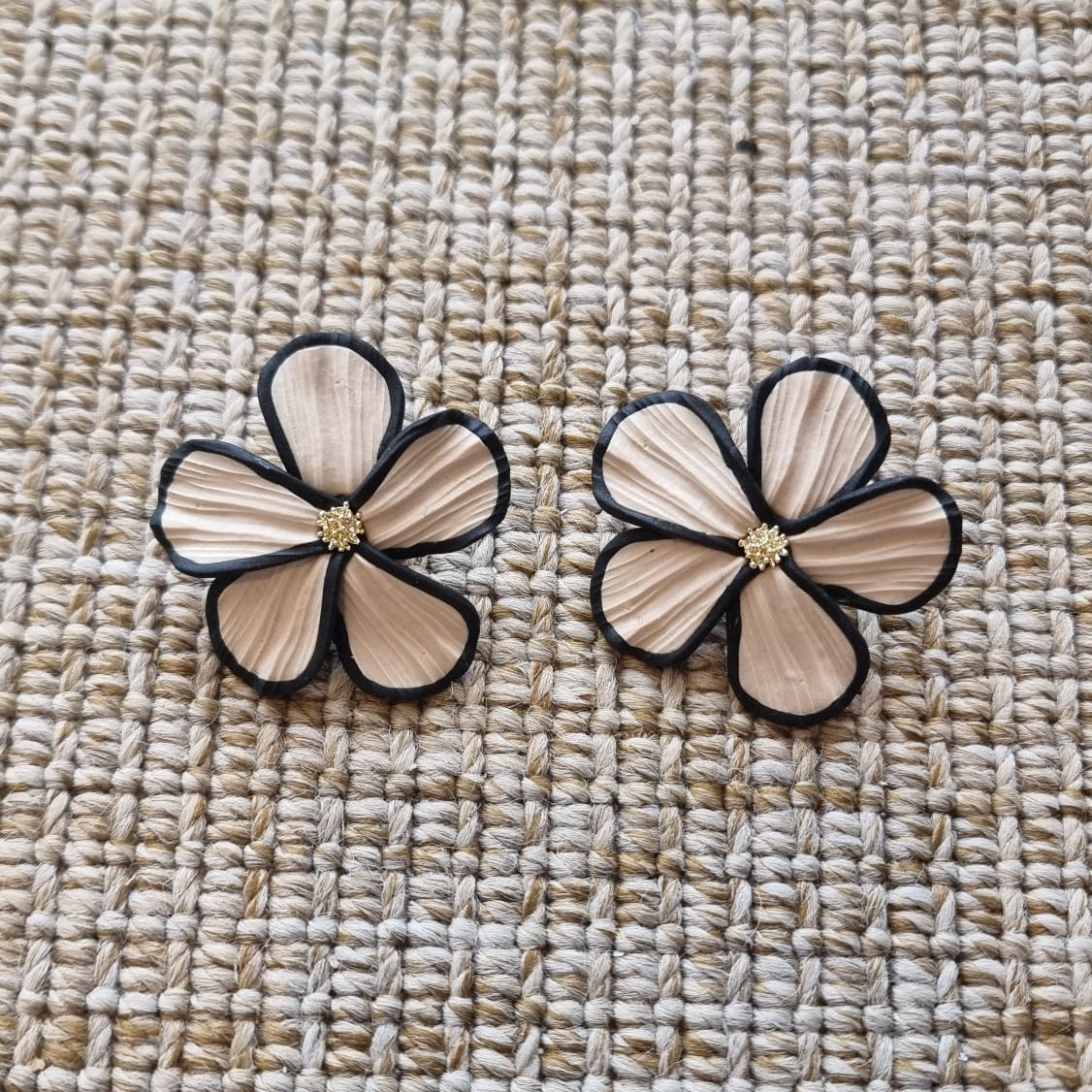 Pendientes FLOR beige y negros + Bolsita de tela