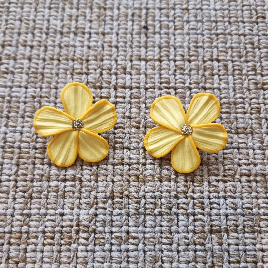 Pendientes FLOR amarillos + Bolsita de tela