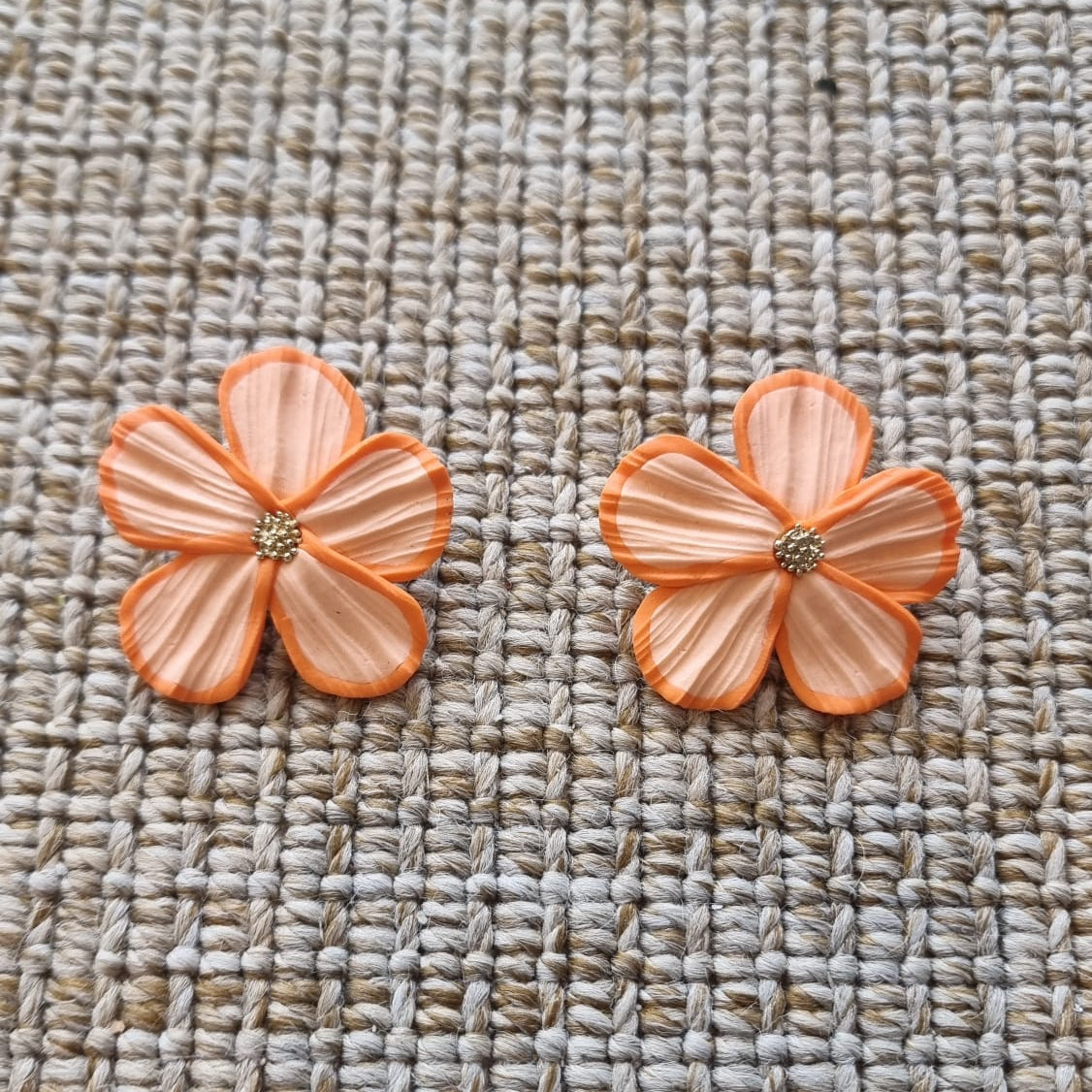 Pendientes FLOR naranjas + Bolsita de tela