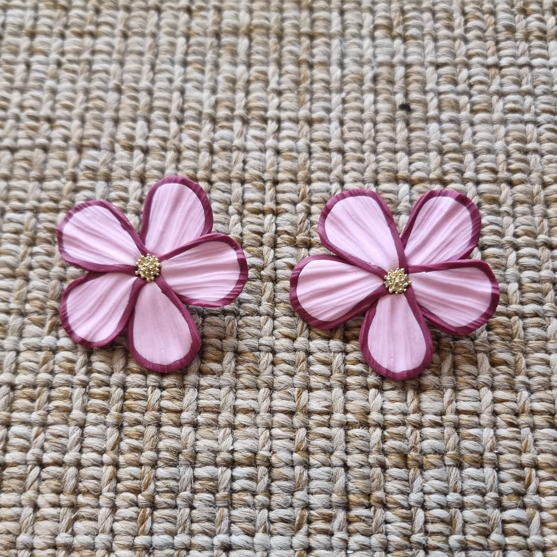 Pendientes FLOR rosas + Bolsita de tela