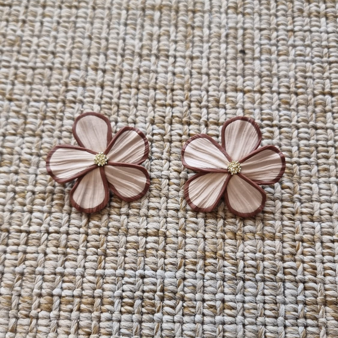 Pendientes FLOR beige y marrón + Bolsita de tela