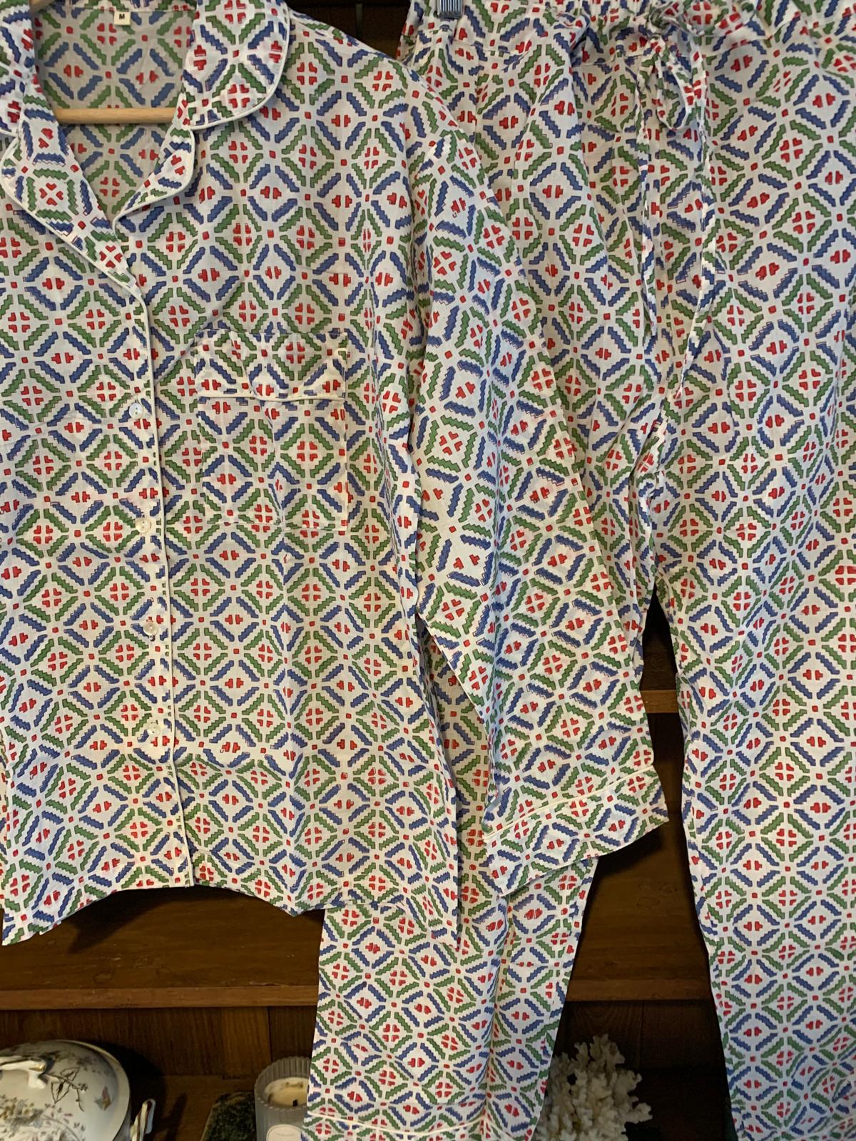 Pijama geométrico azul verde y rojo