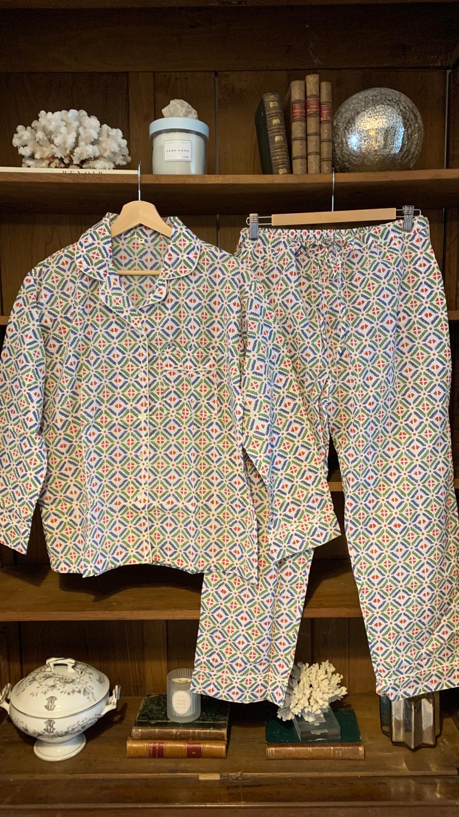 Pijama geométrico azul verde y rojo
