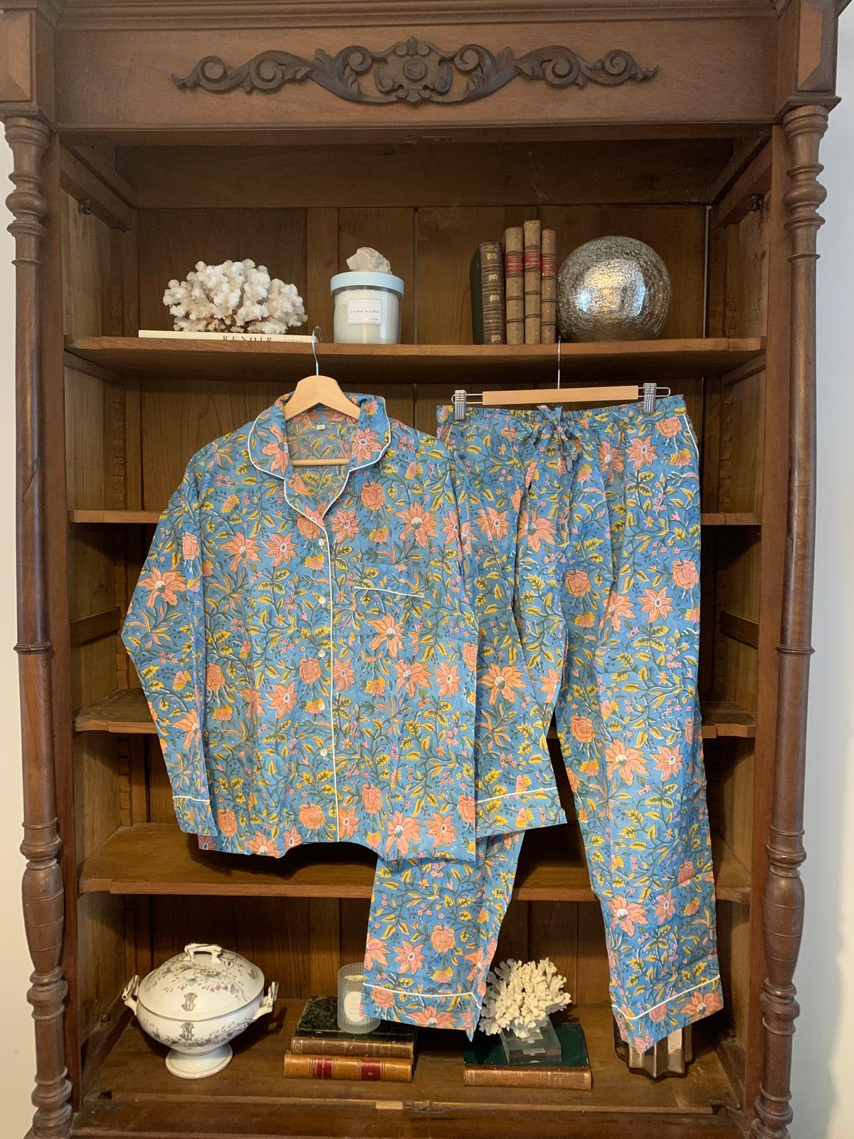 Pijama de flores azul