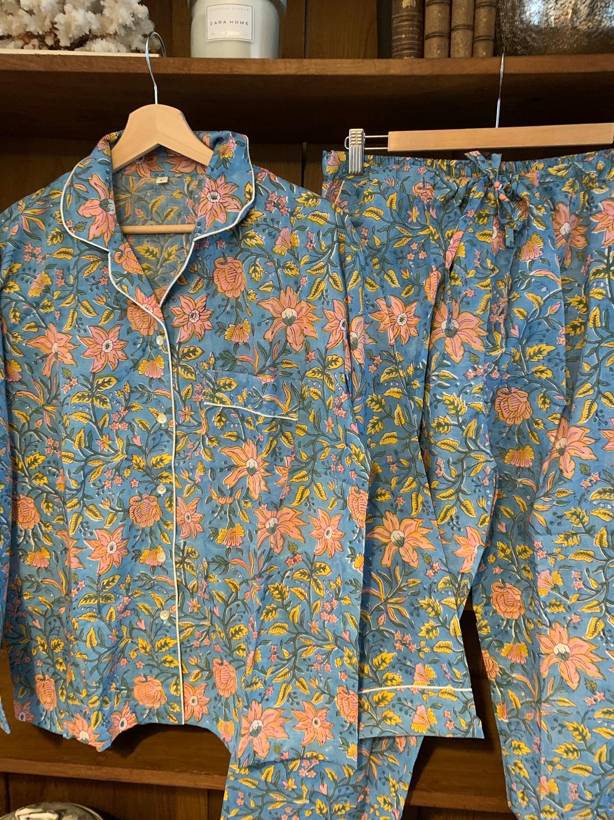 Pijama de flores azul