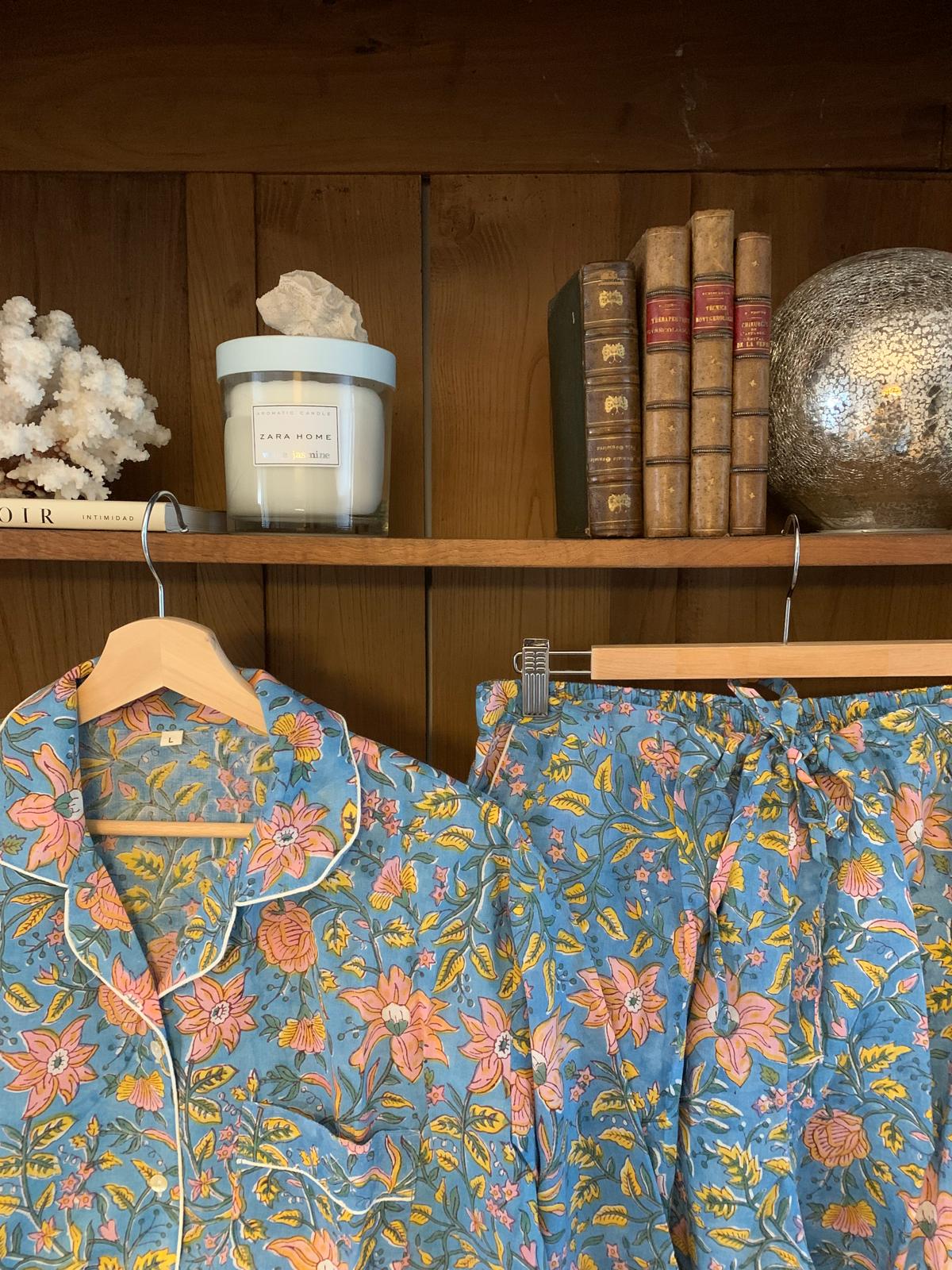 Pijama de flores azul