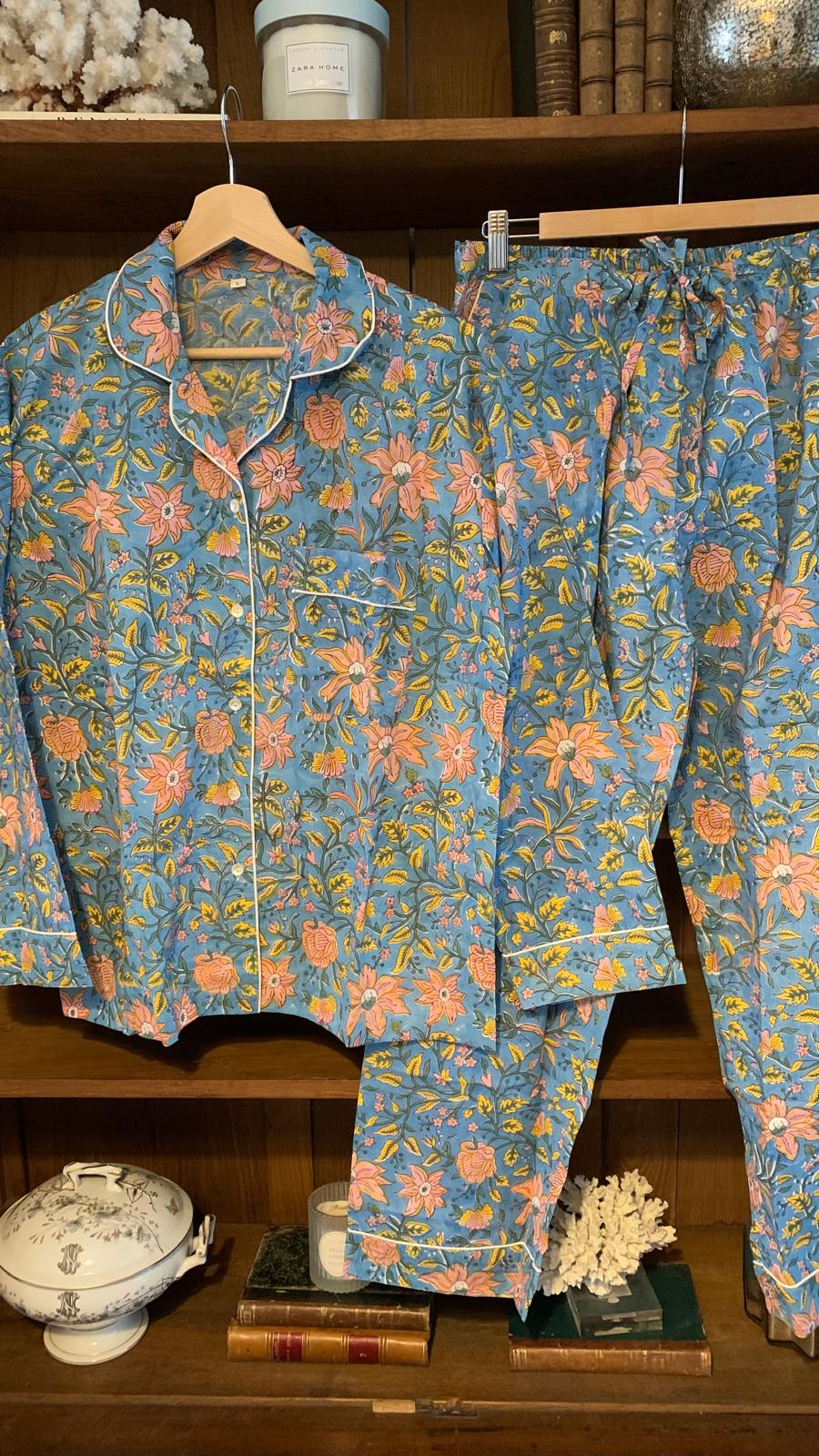 Pijama de flores azul