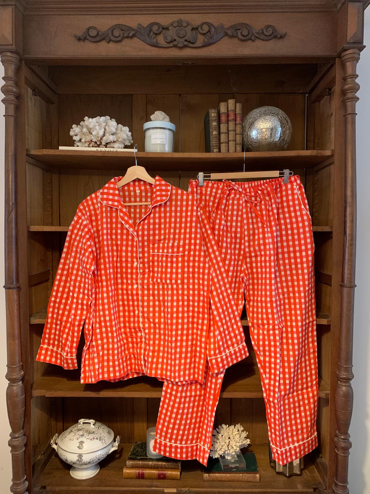 Pijama de cuadritos rojos y rosas