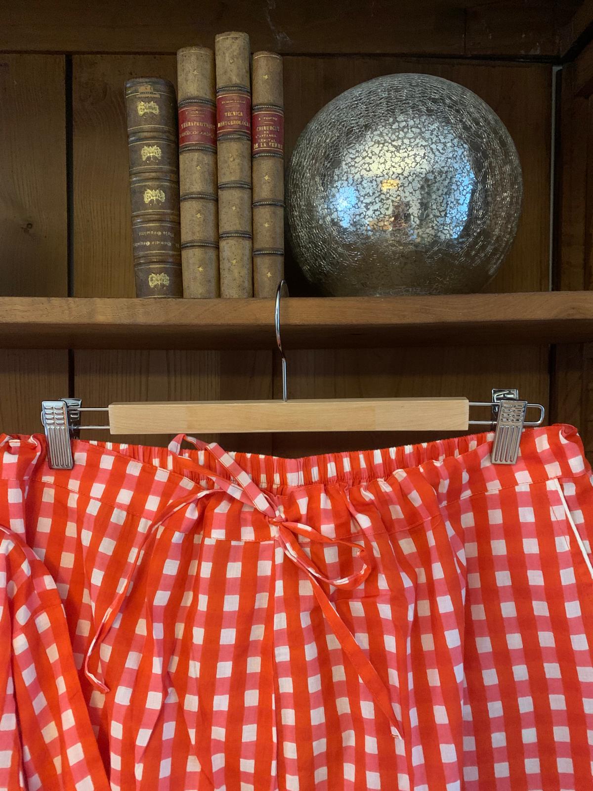 Pijama de cuadritos rojos y rosas