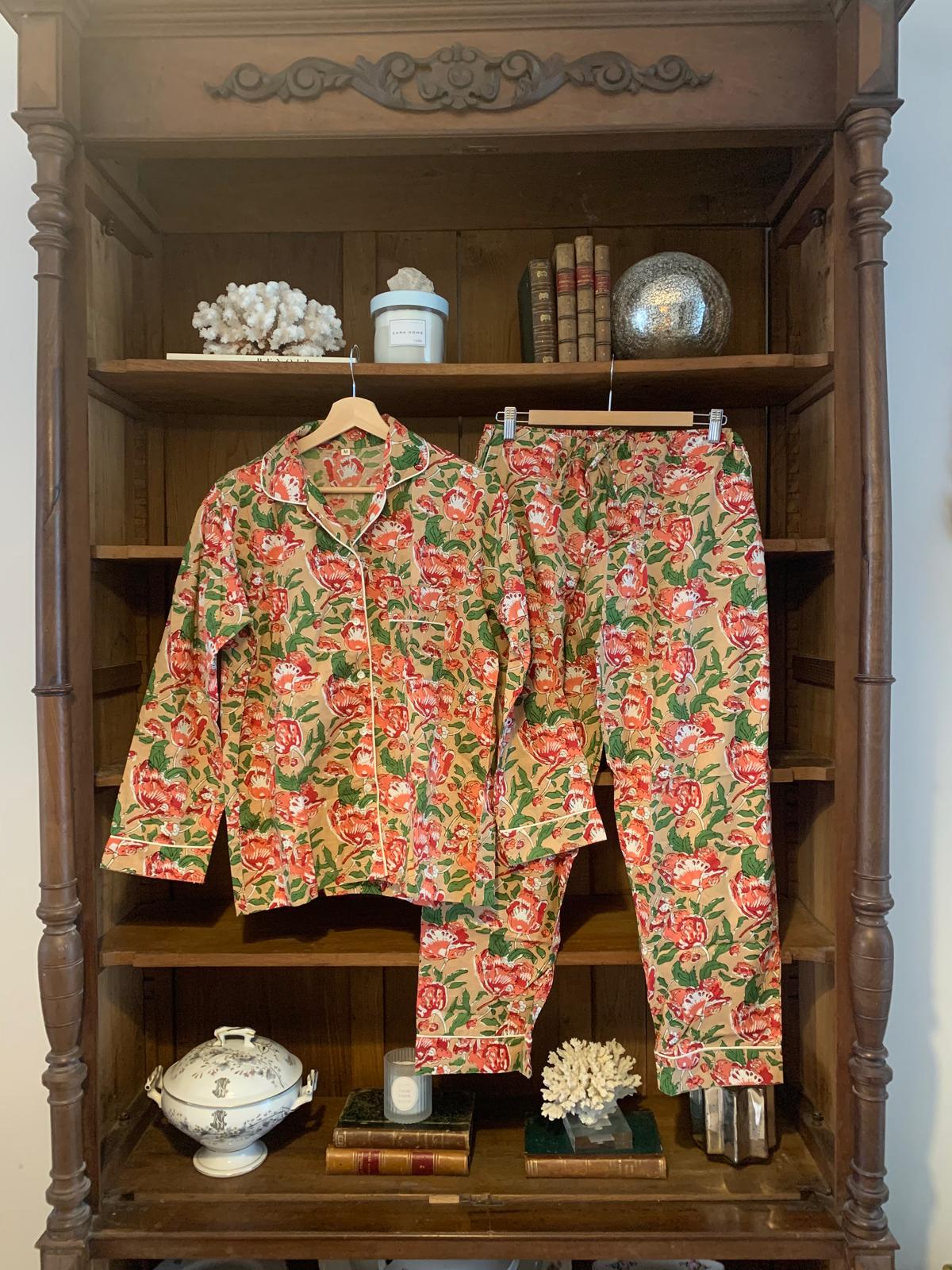 Pijama beige de flores