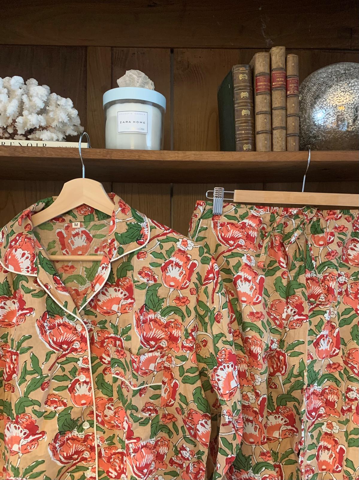 Pijama beige de flores