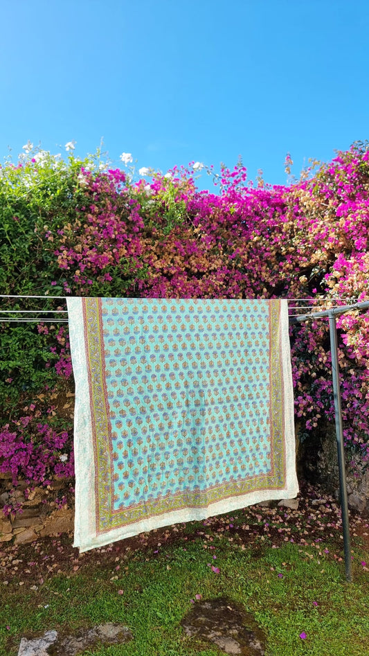 Pareo turquesa con flores