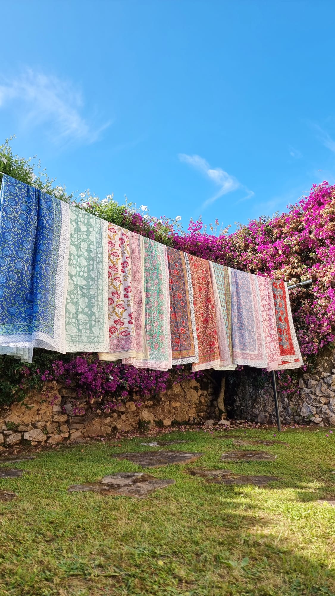 Pareo blanco con flores de colores